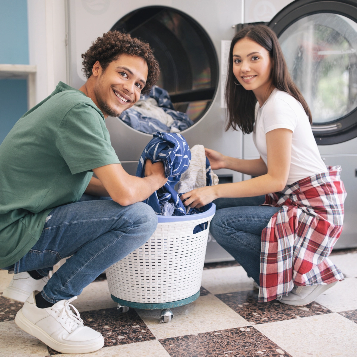 Couple Doing Laundry At Laundromat 600X600